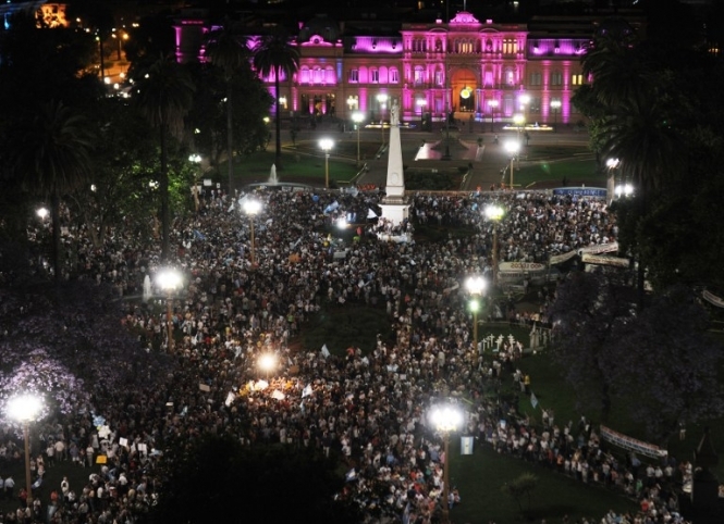 Аргентинська опозиція скликала наймасовіший протест проти президента у соцмережах