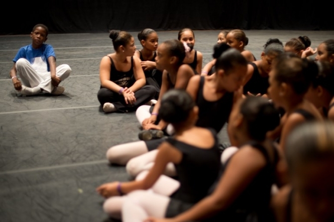 Лондонські хореографи вчать балету дітей з нетрів Ріо-де-Жанейро
