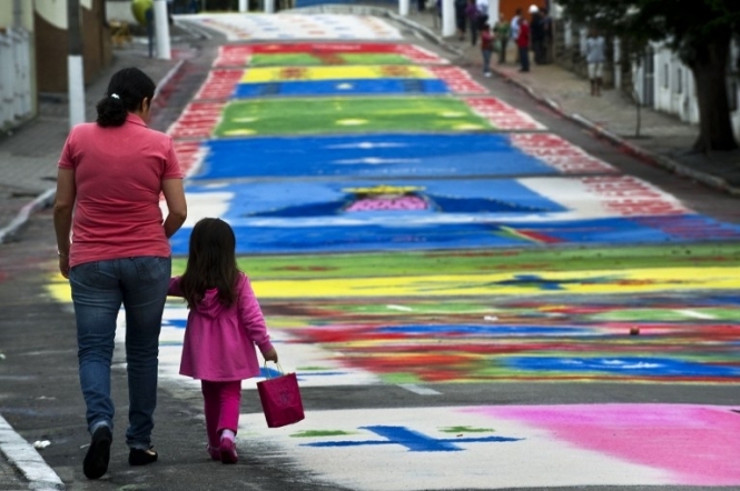 Бразилійці прикрасили вулиці іконами з кольорової тирси