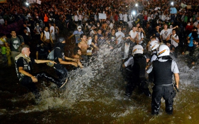 У Бразилії знову сутички: поліція розганяла демонстрантів сльозогінним газом