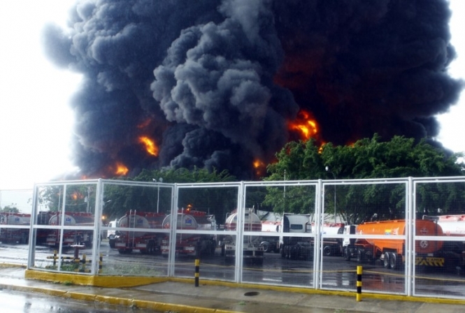 У Венесуелі через удар блискавки горів нафтопереробний завод