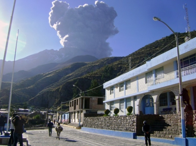 Аномальні снігопади у Перу розбудили вулкан