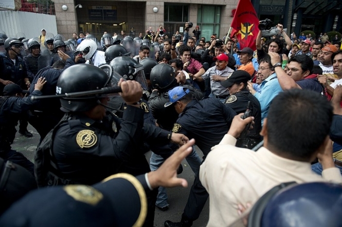 Протест мексиканських вчителів завершився сутичками з поліцією