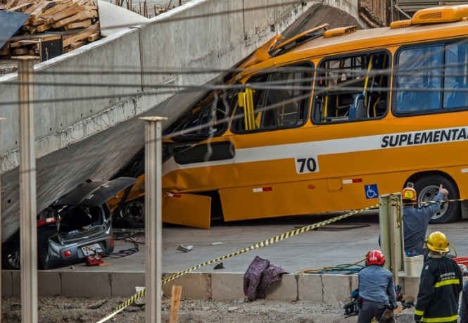 У бразильському місті, де відбудеться півфінал Мундіалю, міст упав на автобус