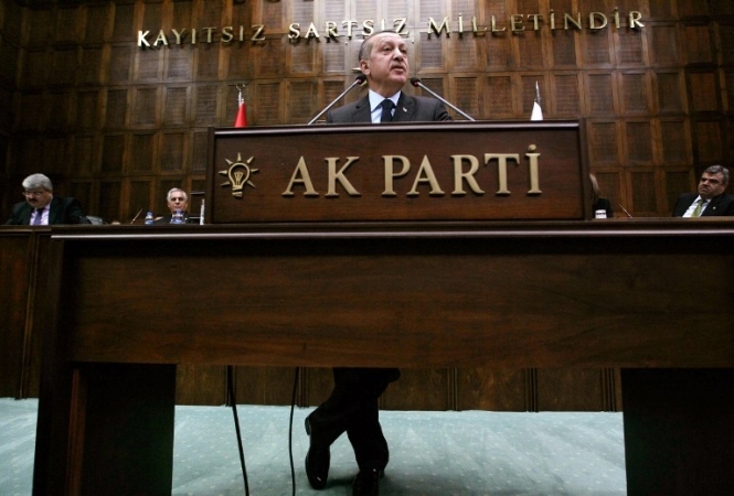 Прем'єр Туреччини не піде у відставку і скликає власні демонстрації
