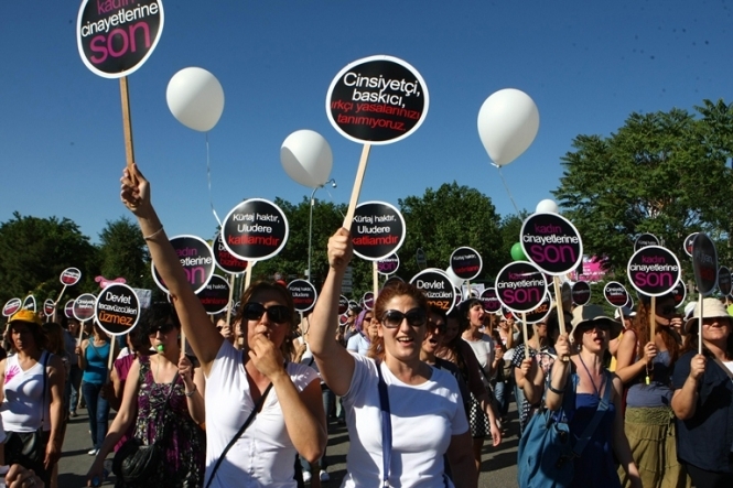 Турецькі жінки протестують проти обмеження права на аборт