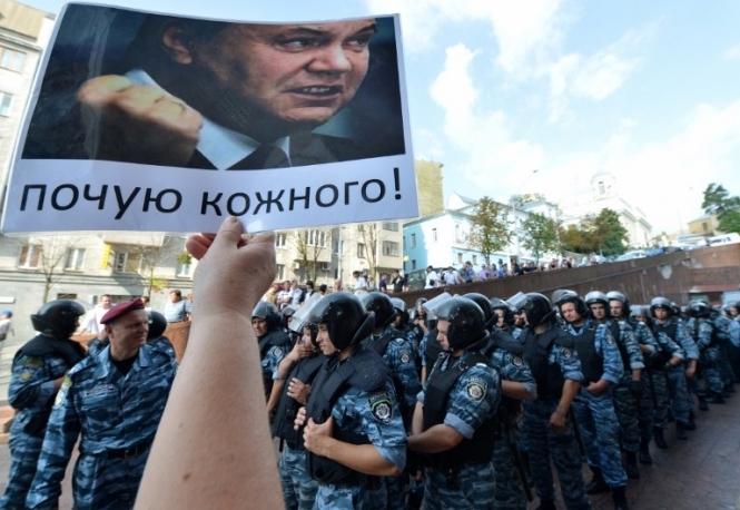 Опозиція зірвала прес-конференцію Януковича (фото)
