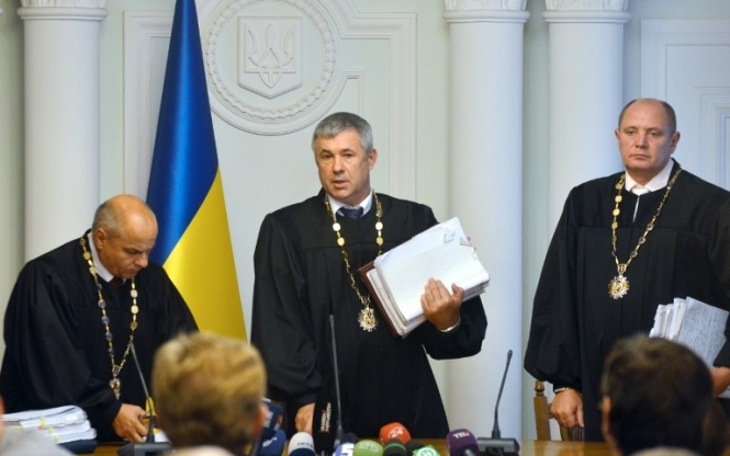 Янукович требует от Арбузова позаботиться о безопасности судей