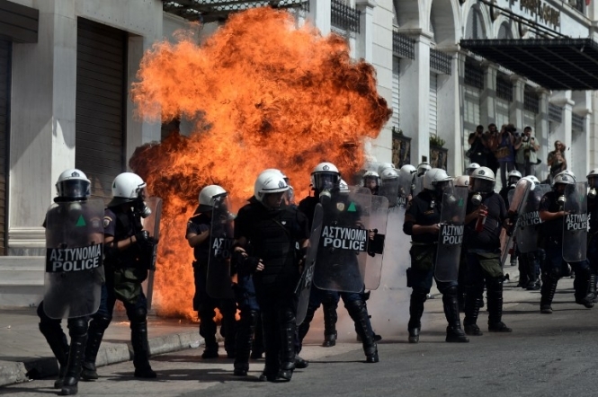 У Греції поліція розігнала страйкарів сльозогінним газом