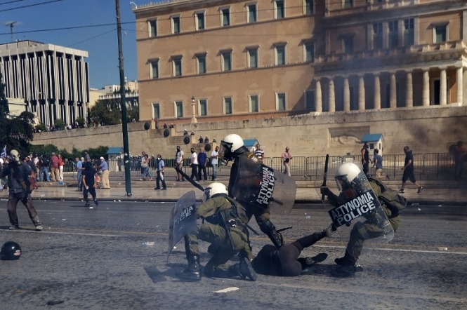 Грецька поліція б'є антифашистських протестувальників