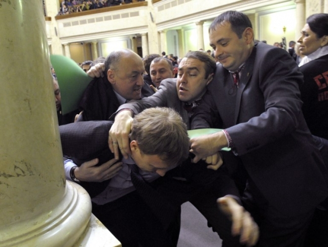 Засідання нового парламенту почали з бійок, Раду позбавили паркана, Арбузов пообіцяв збити депозитні ставки
