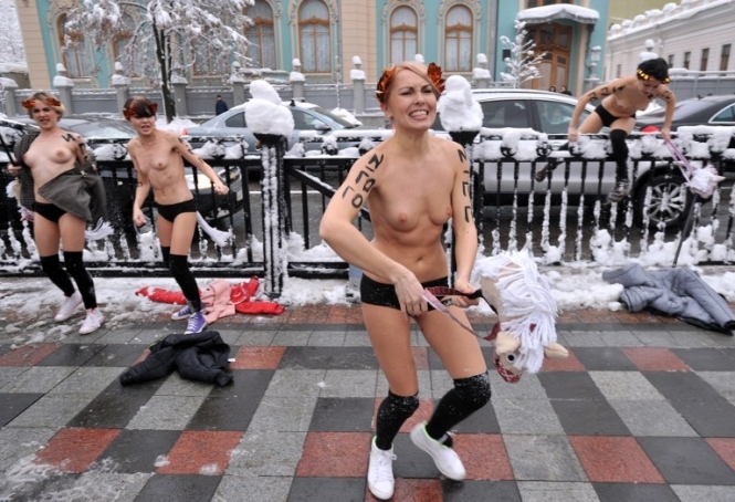 Ківалов та Балога не могли потрапити до Ради через Femen