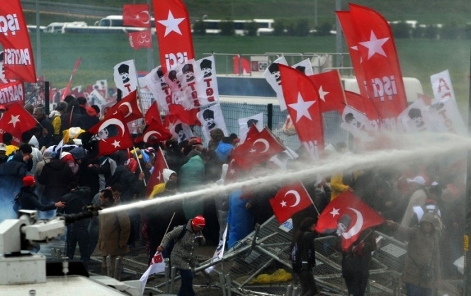 Першотравень по-турецьки: водомети і сльозогінний газ