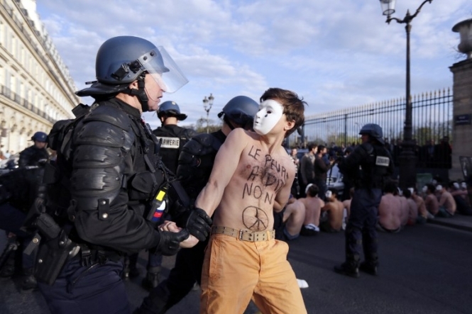 Hommen: французькі борці проти гей-шлюбів озброїлися методами Femen 