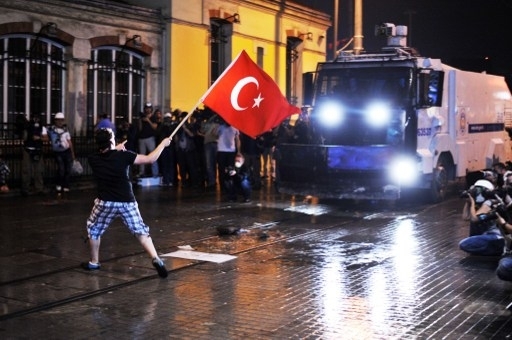У Туреччині повторились масштабні зіткнення демонстрантів із поліцією