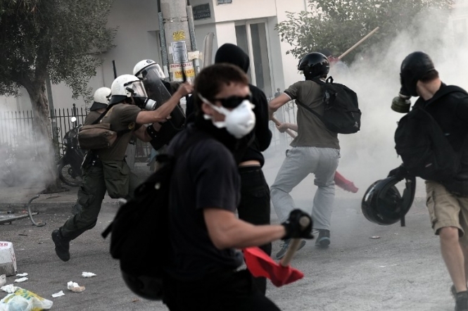 В Греции против мигрантов применили шумовые гранаты