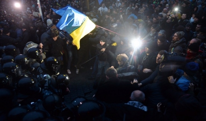 По різні сторони барикад: на Євромайдані в Києві міліція проти народу