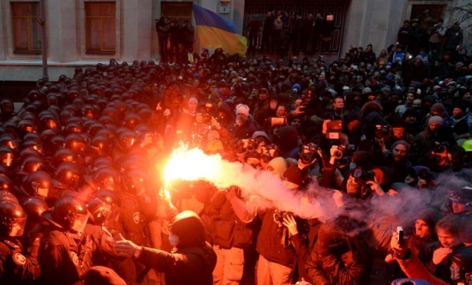 Митингующих на Банковой призывают возвращаться на Майдан Независимости и не поддаваться на провокации