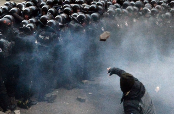 Майдан радикалізується. Демонстранти не покинуть Грушевського та адмінбудівлі, - опитування