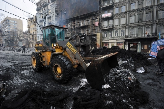 Бульдозери зносять барикади Майдану у напрямку урядового кварталу