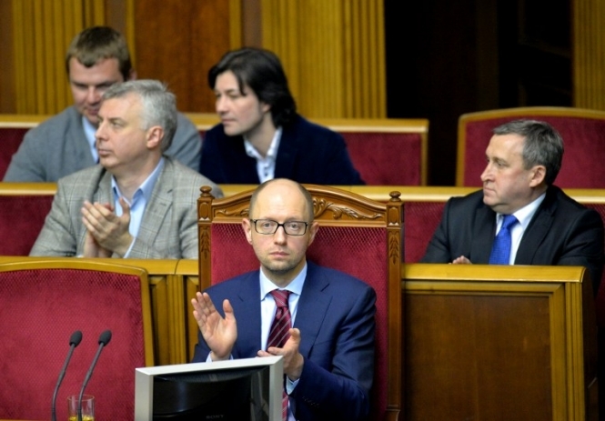 Двое из трех украинцев считают Яценюка законным премьером