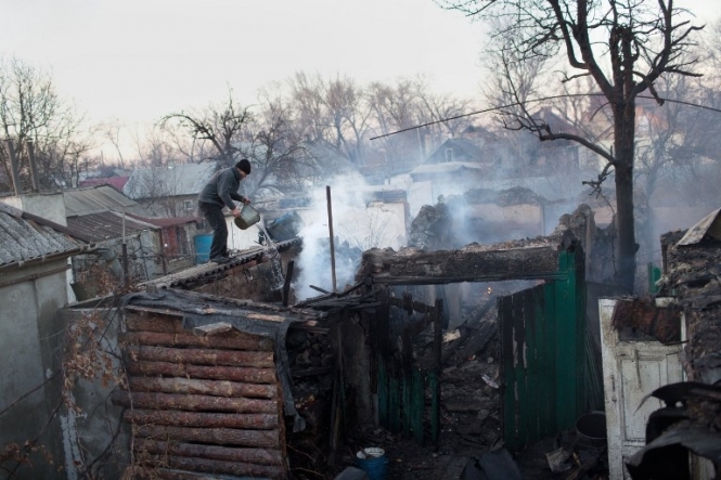 У Донецьку снарядом знищено чотири авто, продовжуються вибухи