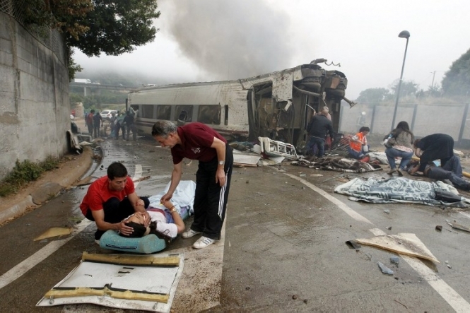 Смута в Іспанії: родичі впізнали 72 жертви катастрофи, а поліція затримала машиніста потяга