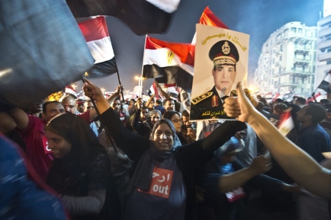В Єгипті склав присягу новий президент, у США у День незалежності виступили проти електронного стеження, у Португалії намагаються подолати кризу в уряді