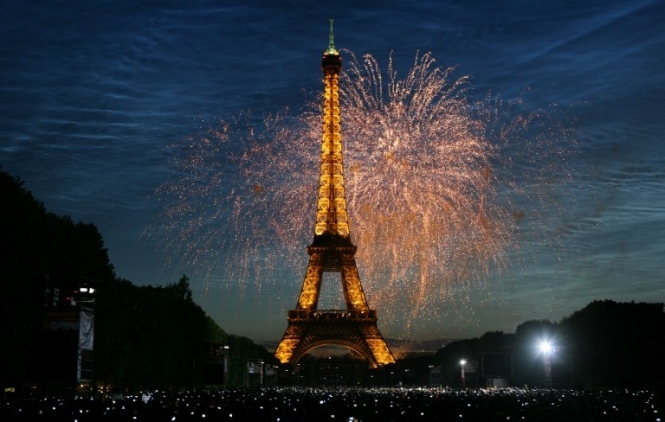 Париж отказался от фейерверков на праздновании Нового года
