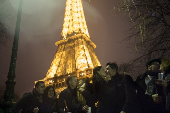 Франція вводить нічну комендантську годину, в тому числі в новорічну ніч