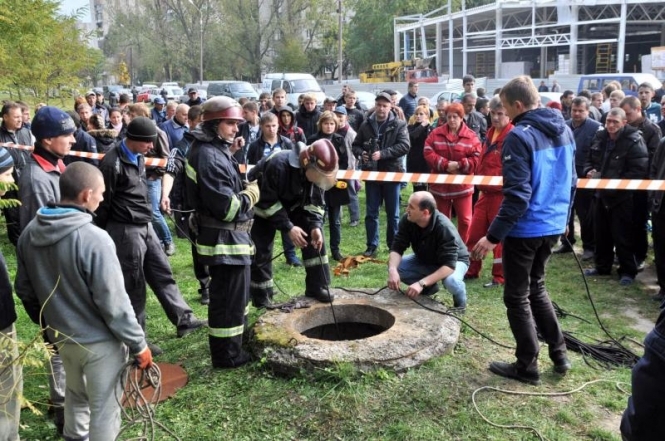 Львівські рятувальники знайшли тіло хлопчика, який впав у каналізацію