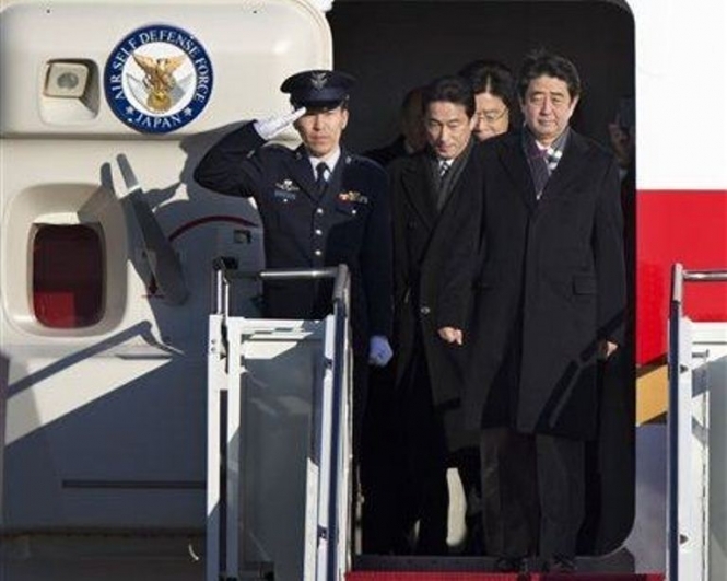 Прем'єр Японії вперше зустрінеться з Обамою, столицю Греції затопило, Twitter Папи Римського закриють