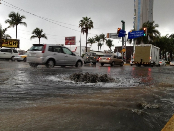 Ураган Барбара затопив південне узбережжя Мексики