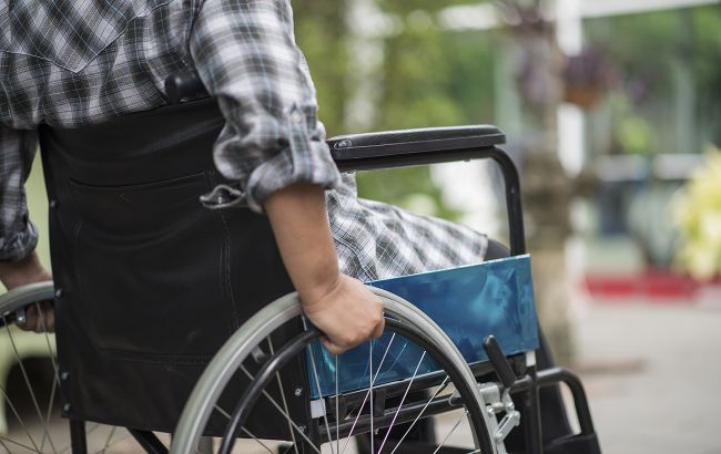 В Украине вдвое повысят надбавки на уход лицам с инвалидностью с детства
