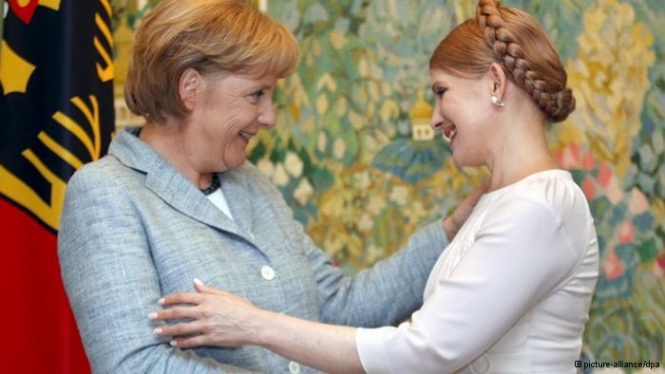 Тимошенко привітала Меркель з перемогою на виборах