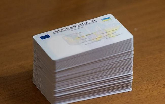 Українцям мінятимуть паперові паспорти на пластикові: уряд ухвалив рішення