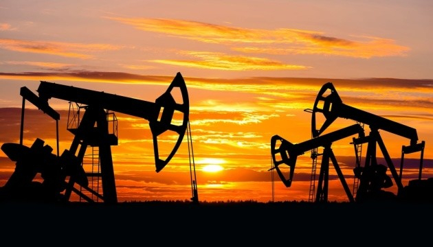 Нефть дешевеет на фоне замедления восстановления экономики