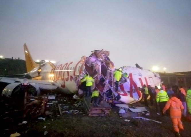 Авария самолета в Стамбуле: один человек погиб, 157 пострадали