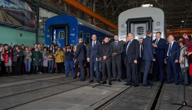 Укрзализныця в этом году закупит дизель-поезда и сотню “крюковских” вагонов