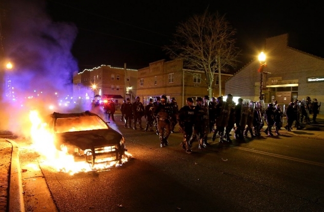 В Фергюсоне после ночных беспорядков арестовали 44 человека, которые протестуют по делу убийства темнокожего подростка