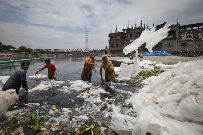 Китай планирует запретить пластиковые пакеты в больших городах до конца 2020 года