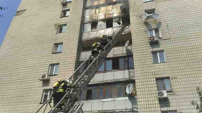 В Киевской многоэтажке пожар: три человека погибли, один из них выбросился из окна