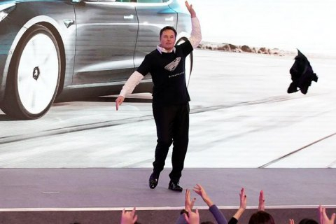Маск танцем открыл новый завод Tesla в Шанхае
