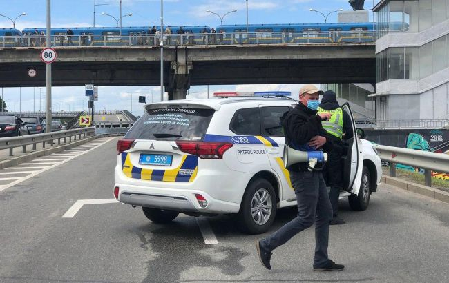 В Киеве люди перекрыли дорогу на мосту Метро, ​​движение заблокировано