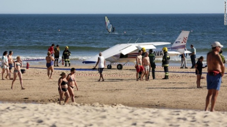 У Португалії на пляжі через аварійну посадку літака загинули двоє людей