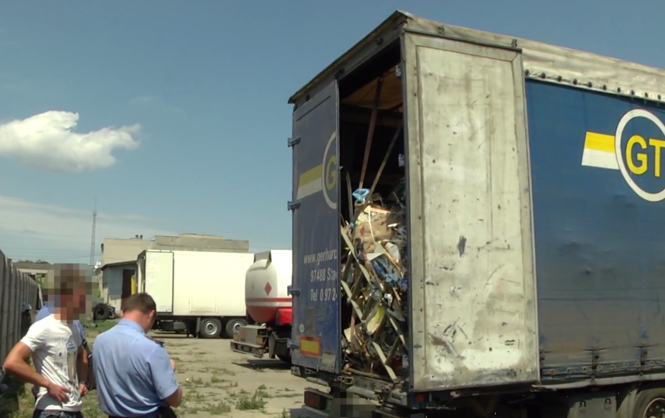 У Черкасах затримали вантажівку з львівським сміттям
