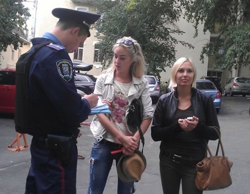 Femen: міліція готує провокацію - в офісі руху шукають зброю і вибухівку