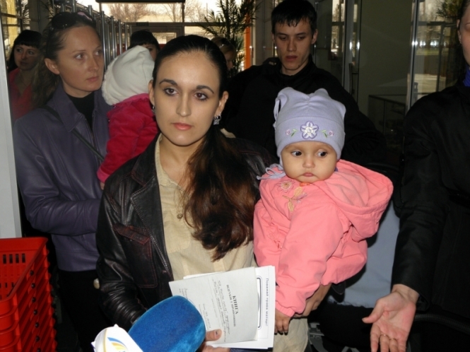Супермаркети Донбасу не для матерів з візками (відео)