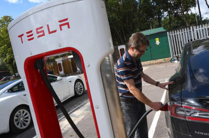 Стало известно, когда в Украине появятся станции зарядки Tesla Supercharger