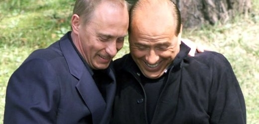 Путин получил от Берлускони пододеяльник с их общим фото в подарок